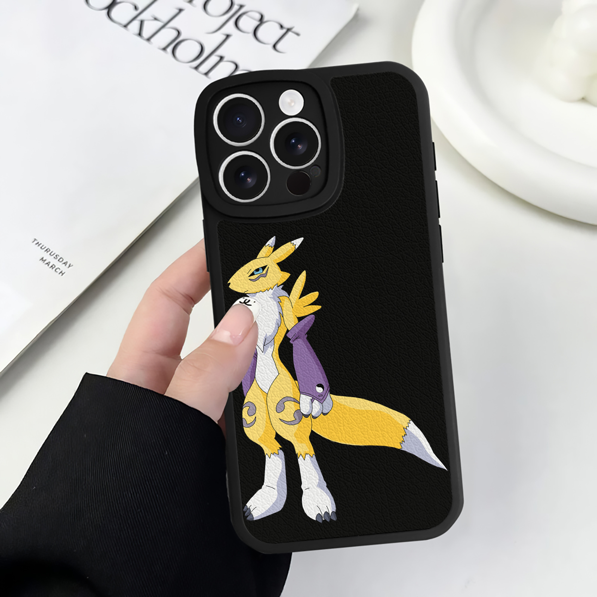 （画像用） Digimon デジタルモンスター/デジモン 【iPhone 16シリーズ対応】シリコンスマホケース（レザー調） 材質：シリコン